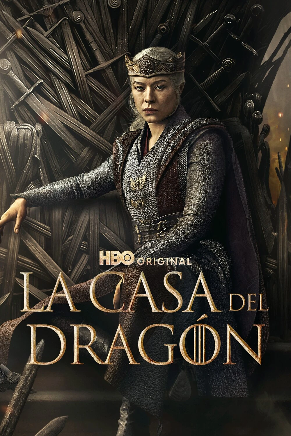 Cartel español de La Casa del Dragón: Emma D'Arcy como Rhaenyra, con corona y cota de malla, sentada en el Trono de Hierro
