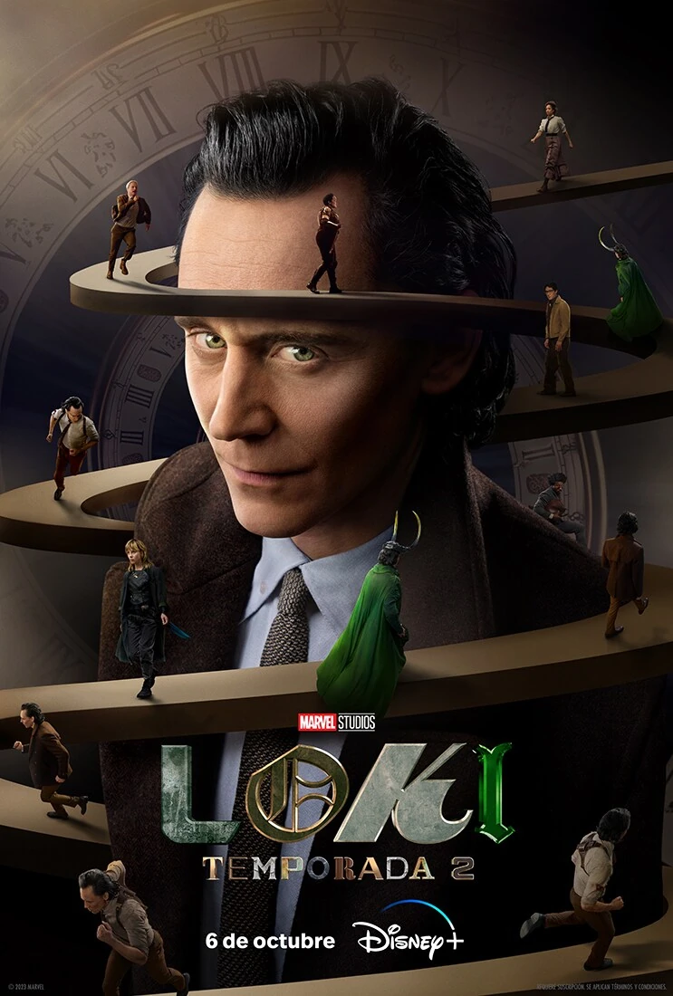 Cartel español de la segunda temporada de Loki: el rostro de Tom Hiddleston ante la esfera de un reloj, rodeado por una rampa en espiral por la que corren otros personajes; abajo, el título, «Temporada 2» y «6 de octubre»
