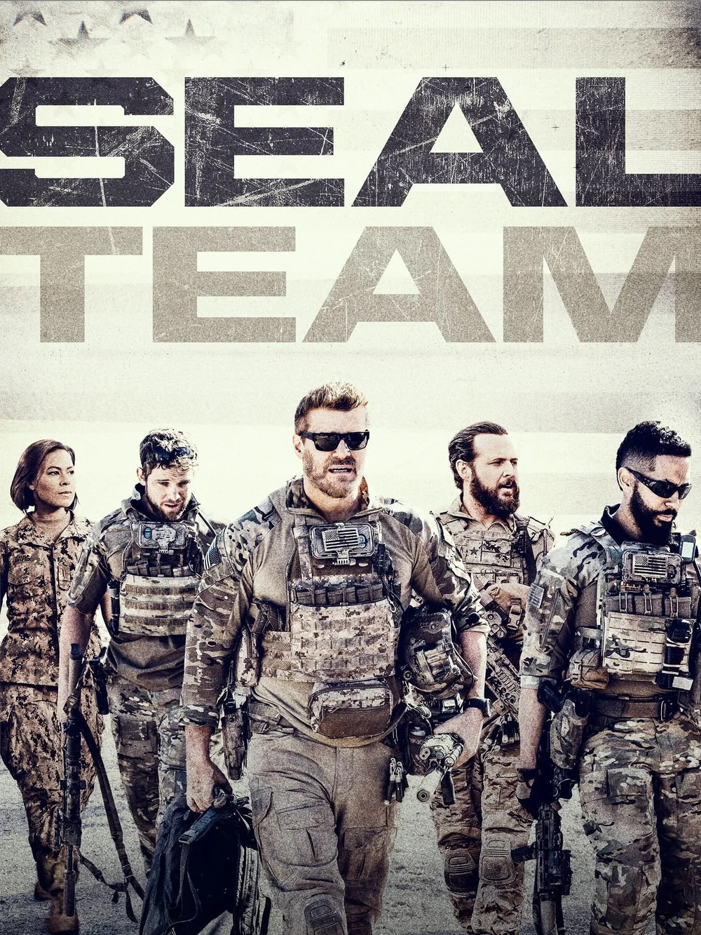 Cartel de SEAL Team: David Boreanaz y otros cuatro miembros del equipo caminan con uniforme de camuflaje bajo el título en grandes letras