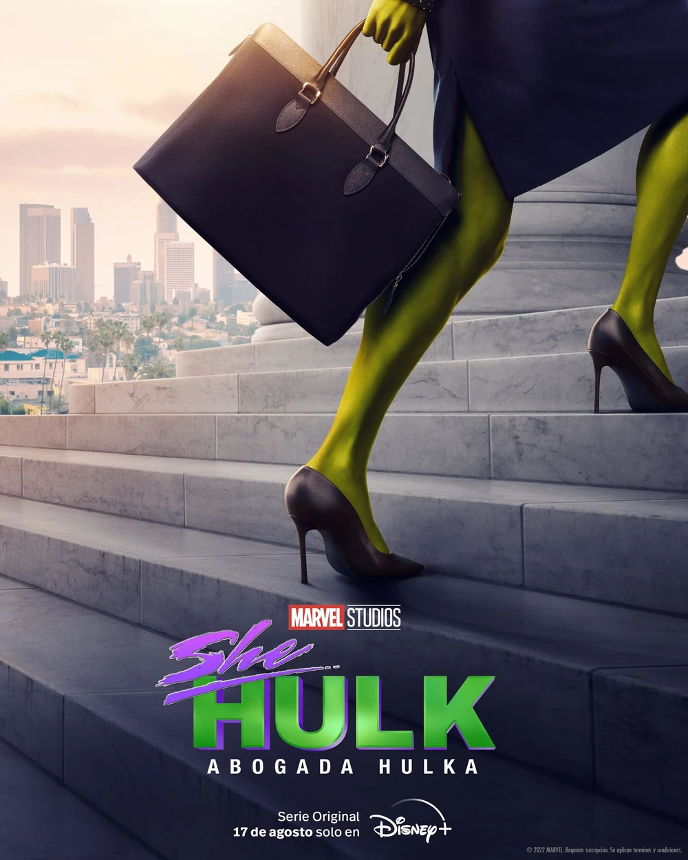 Cartel español de She-Hulk: abogada Hulka: las piernas verdes de la protagonista, con tacones y un bolso de mano, suben unas escaleras ante los rascacielos de la ciudad