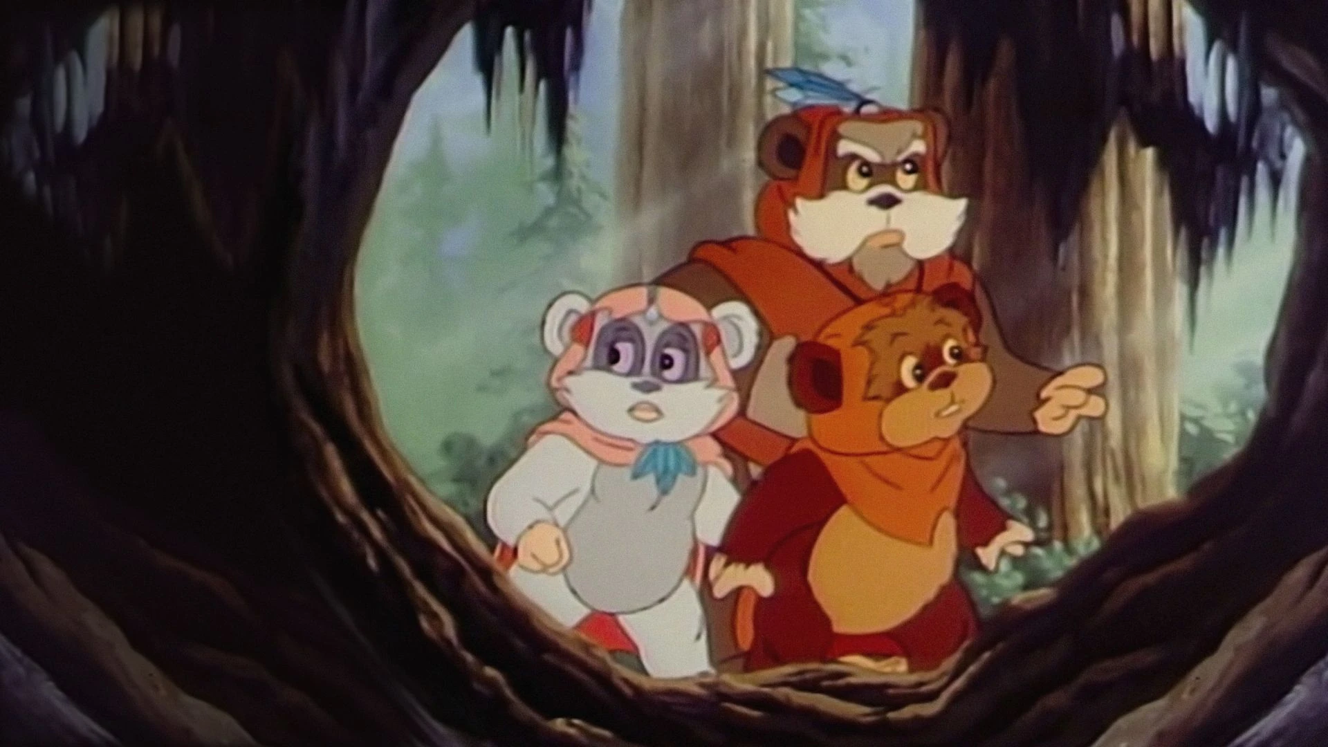 Tres ewoks, dos de pelo castaño y uno blanco, asoman por la boca de una cueva en el bosque