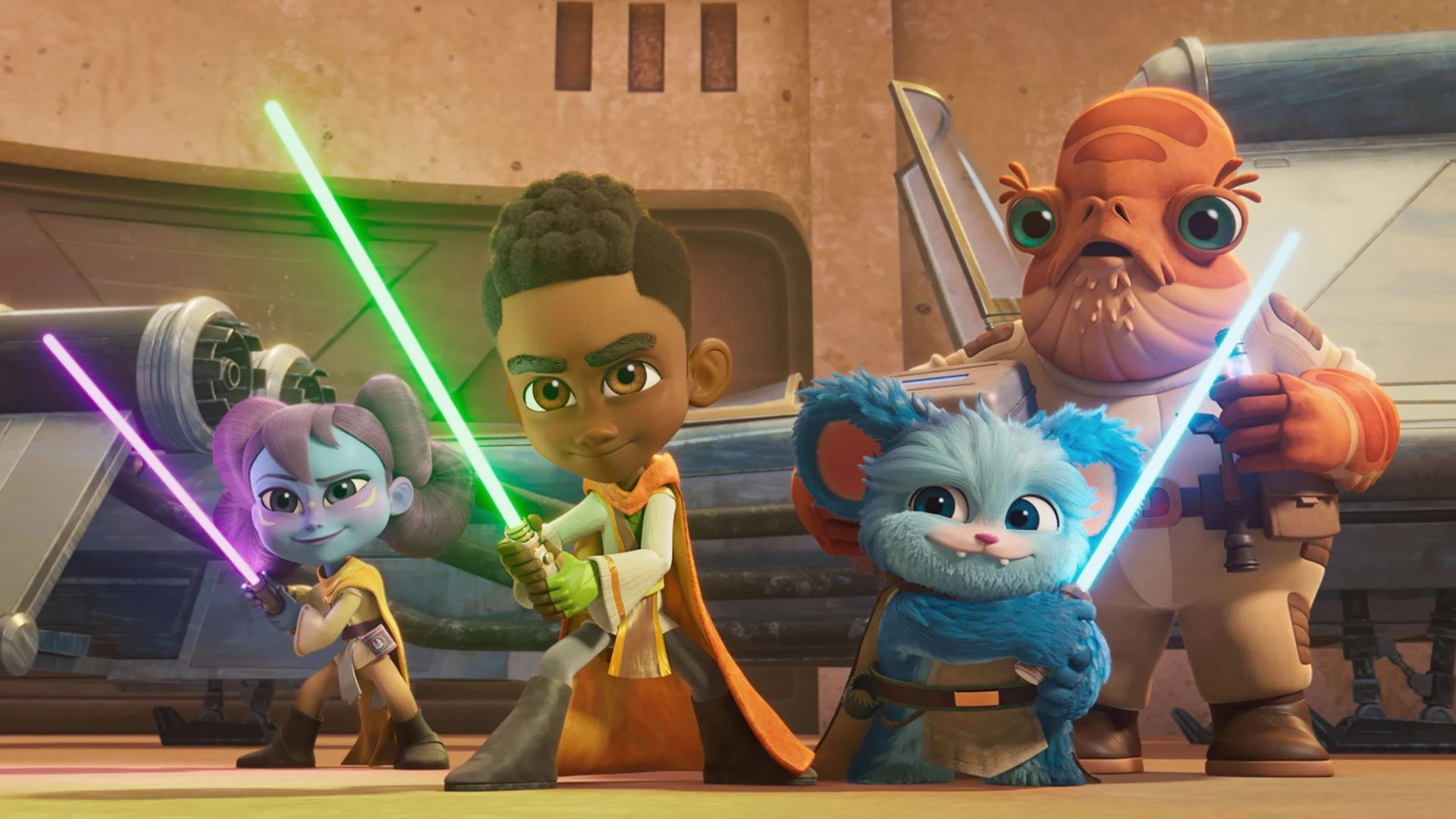 Los jóvenes jedi de la serie, dos niños y un pequeño alienígena azul y peludo, empuñan sables de luz verde, violeta y azul en un hangar, junto a un personaje de piel anaranjada