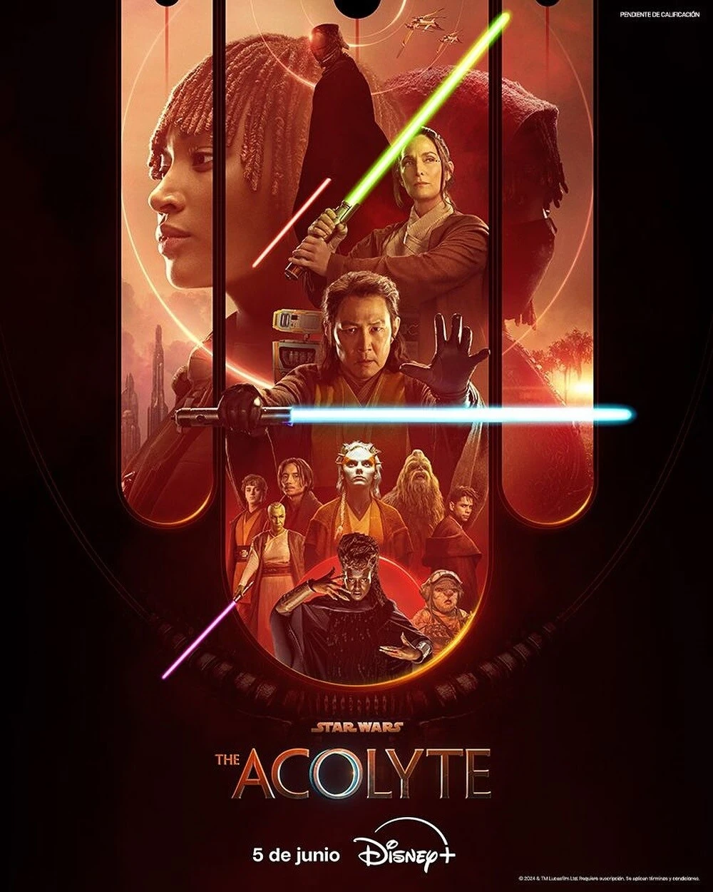 Cartel español de The Acolyte, en tonos rojos: Amandla Stenberg, Lee Jung-jae y el resto del reparto dentro de un arco, cruzados por espadas láser de varios colores