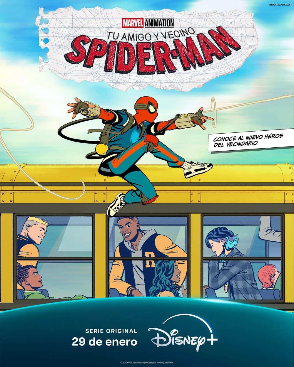 Cartel español: Spider-Man salta sobre el techo de un autobús escolar amarillo en el que viajan sus compañeros, bajo el título dibujado como una portada de cómic y la fecha del 29 de enero