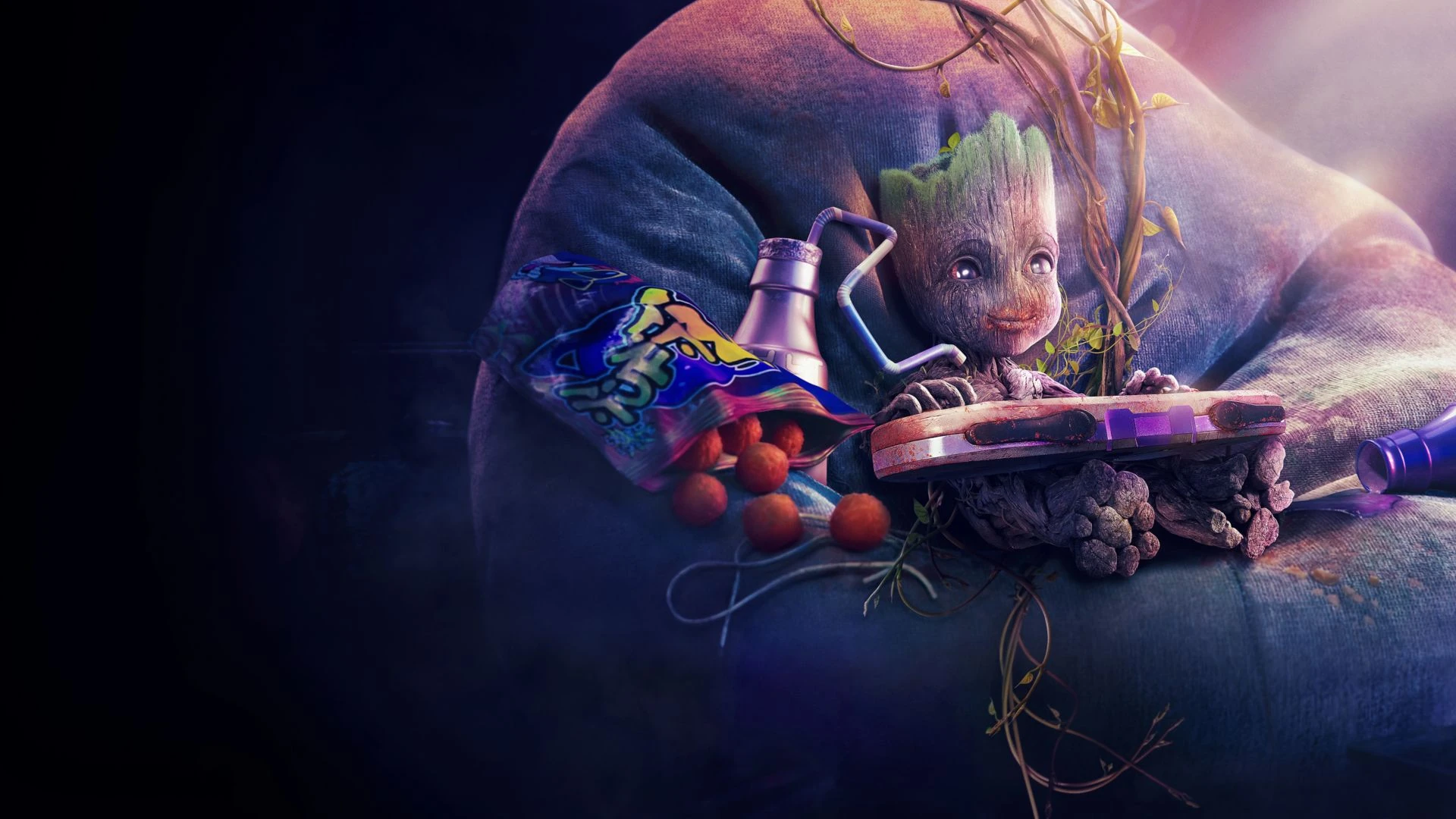 Bebé Groot sentado sobre un gran puf azul, con un mando de videojuego, una bolsa de aperitivos y unas golosinas rojas a su alrededor